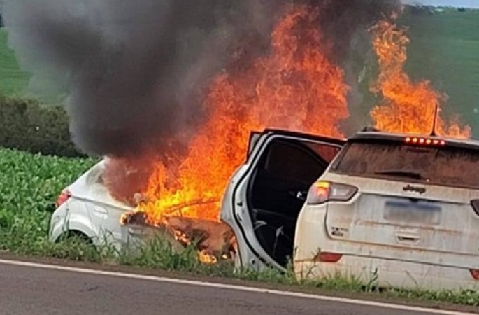 Carros pegam fogo após batida em rodovia de Taquarituba; três pessoas ficaram feridas
