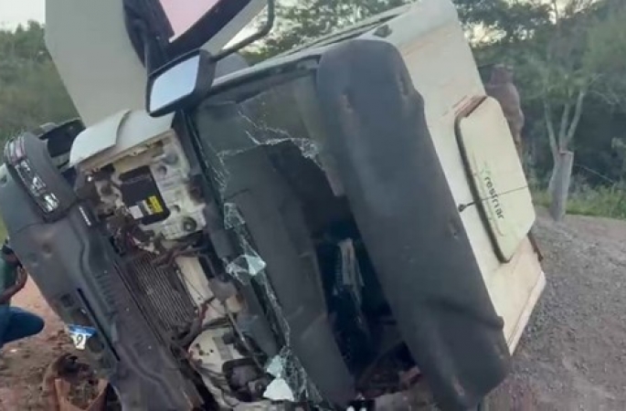 Motorista morre após caminhão tombar em estrada rural de Sarutaiá