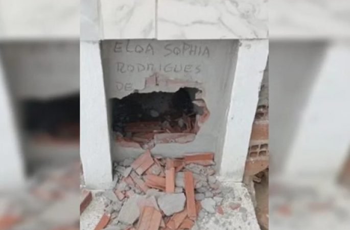 Corpo de criança é achado fora de túmulo onde estava enterrado