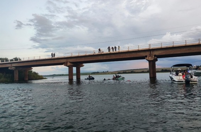 Motorista de 65 anos morre após carro cair em rio entre Itaí e Paranapanema