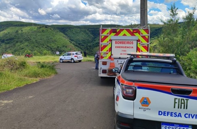 Mulher cai com carro em ribanceira na Estrada da Bocaina em Botucatu
