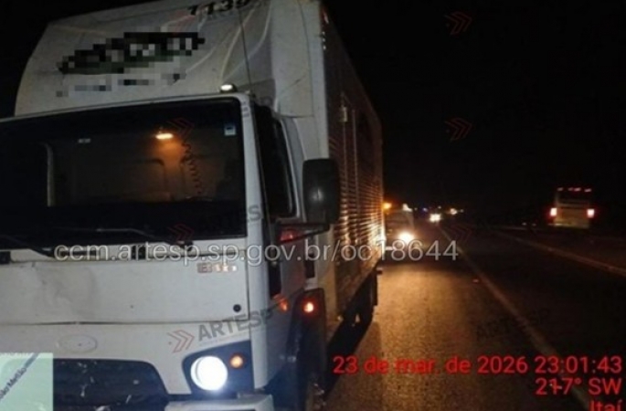 Pedestre morre após ser atropelado por caminhão na SP-255 em Itaí