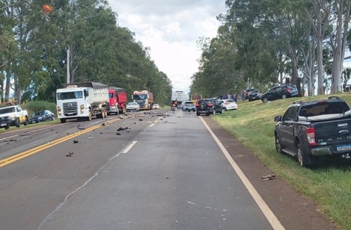 Acidente entre carro e carreta deixa um morto e dois feridos na SP-255 em Avaré