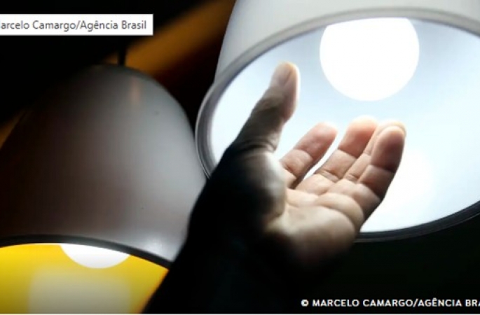Setembro continua com conta de luz mais cara e bandeira vermelha