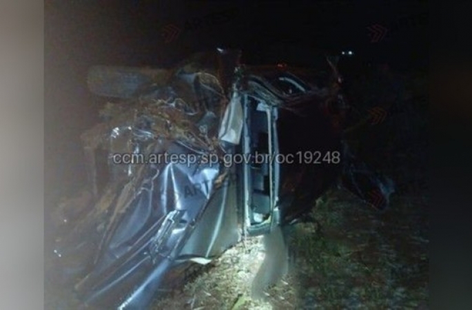 Motorista morre e carro fica destruído após capotamento na SP-255 em Itaí