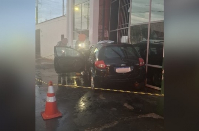 Mulher morre após sofrer parada cardíaca e bater carro contra parede de comércio em Piraju