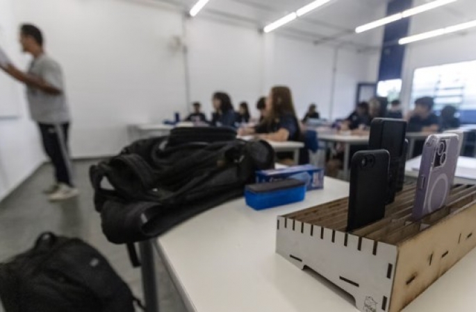 Celular proibido na escola: o que diretores de escolas públicas e privadas relatam um ano depois?