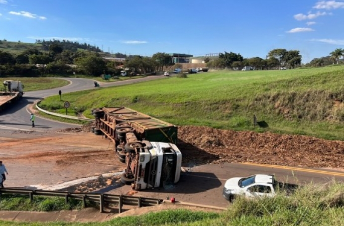 Caminhão carregado com cana tomba e bloqueia pista na SP-255 interior