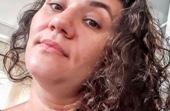Mulher morre após bater contra carro, perder controle da moto e atingir coqueiro no interior de SP