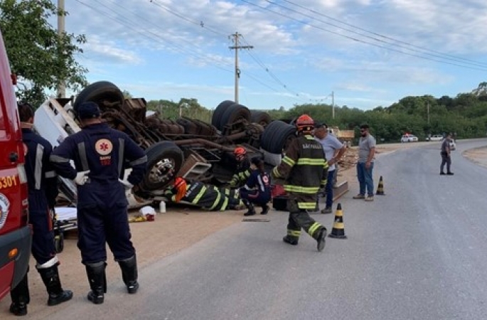 Acidente deixa três pessoas gravemente feridas em estrada vicinal de Itapeva