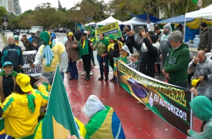 À espera do Messias em frente ao quartel ou à PF em Curitiba