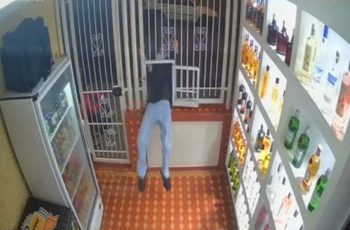 Homens são flagrados por câmeras furtando loja em Botucatu