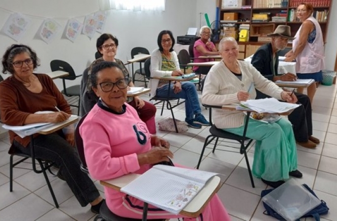 Idosa de 94 anos aprende a ler e escrever em projeto voltado para a terceira idade no interior de SP