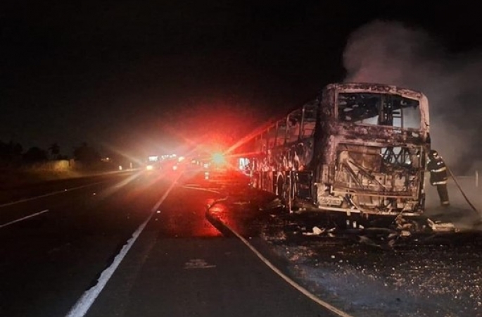 Motorista e mais de 30 passageiros escapam ilesos de ônibus que pegou fogo em rodovia