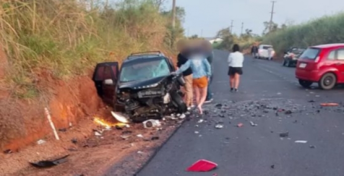 Batida entre dois carros deixa seis feridos em estrada vicinal no interior de SP