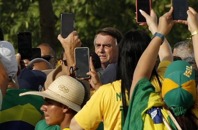 Bolsonaro quebra o silêncio e fala com apoiadores no Alvorada