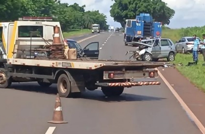 Casal fica preso às ferragens em colisão frontal entre carros em rodovia de Piraju