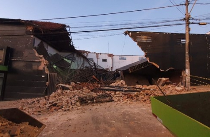 Parte de prédio desaba e destroços interditam rua de Botucatu