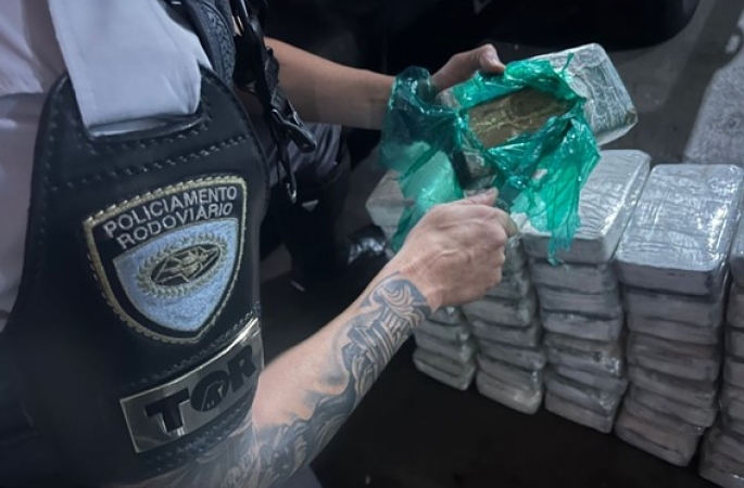 Casal é preso com tijolos de cocaína em fundo falso de carro no interior de SP
