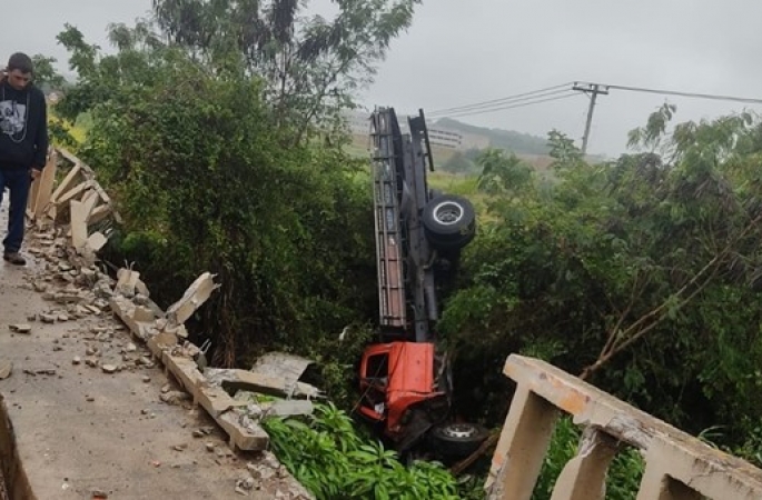 Três pessoas saem ilesas após caminhão cair de ponte na Castello Branco