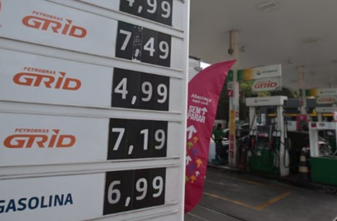 Queda de preços pela Petrobras não chega ao consumidor, e governo vê indícios de fraudes