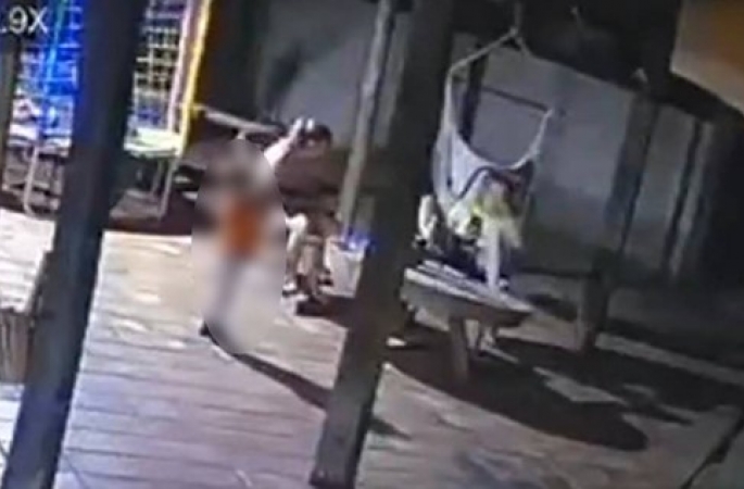Criança de 2 anos pega arma do pai e mata mãe