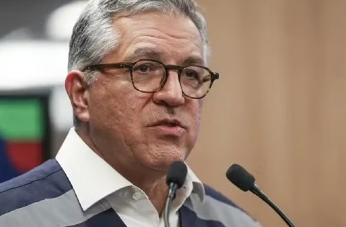 “Evite ingerir bebidas destiladas”, pede ministro da Saúde