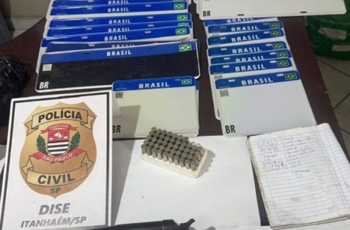 Polícia prende 2 e fecha fábrica de placas adulteradas do PCC