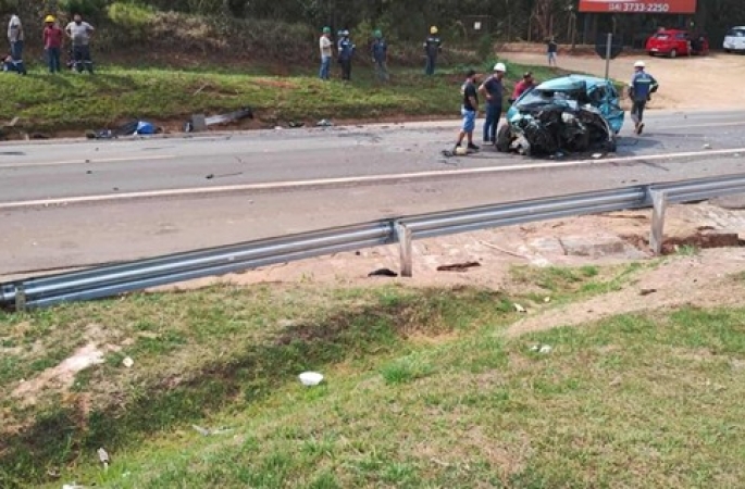 Acidente deixa ao menos duas pessoas mortas e quatro feridas na SP-255 em Itaí