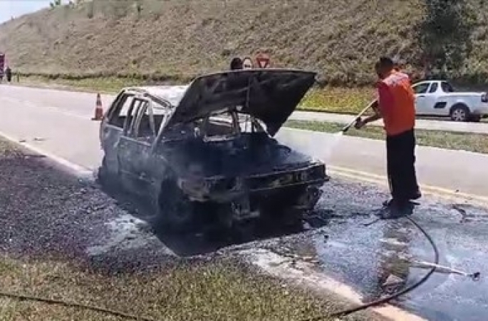 Três pessoas ficam feridas e carro pega fogo após acidente em rodovia de Coronel Macedo