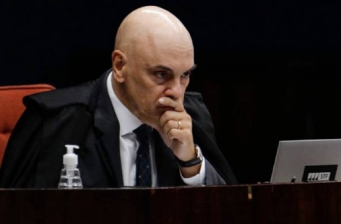 Bolsonaro violou tornozeleira eletrônica para tentar fugir, diz Moraes