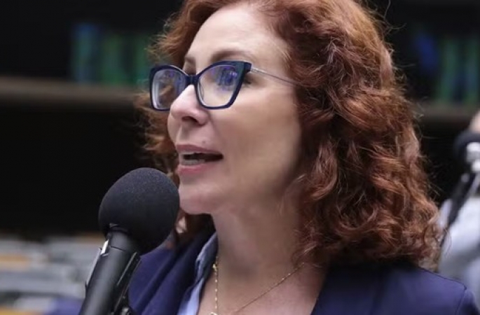 Por unanimidade, STF mantém perda do mandato de Carla Zambelli; Moraes indica presídio onde Zambelli ficará no Brasil