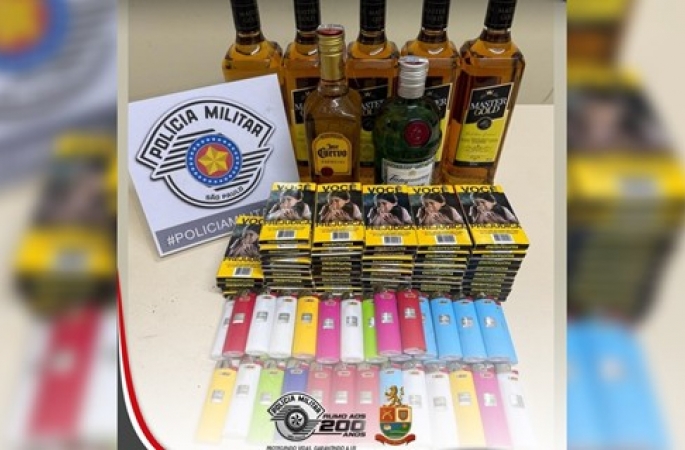 Polícia prende mulheres e apreende adolescente por furto de bebidas alcoólicas, maço de cigarro e isqueiros em Arandu; adolescente foi liberado