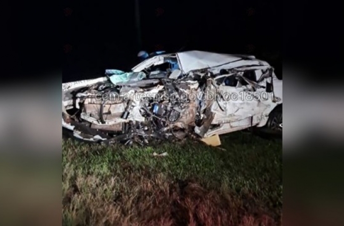 Motorista morre e caminhonete fica destruída em batida contra carreta em rodovia no interior de SP