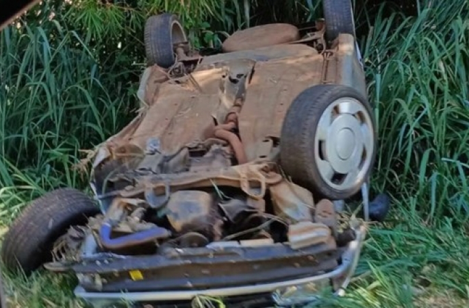 Motorista é socorrido com fratura grave após capotar carro em rodovia de Piraju