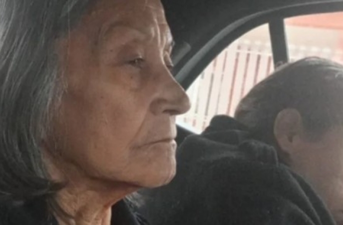 Avó e madrasta de menino que vivia acorrentado são presas por omissão