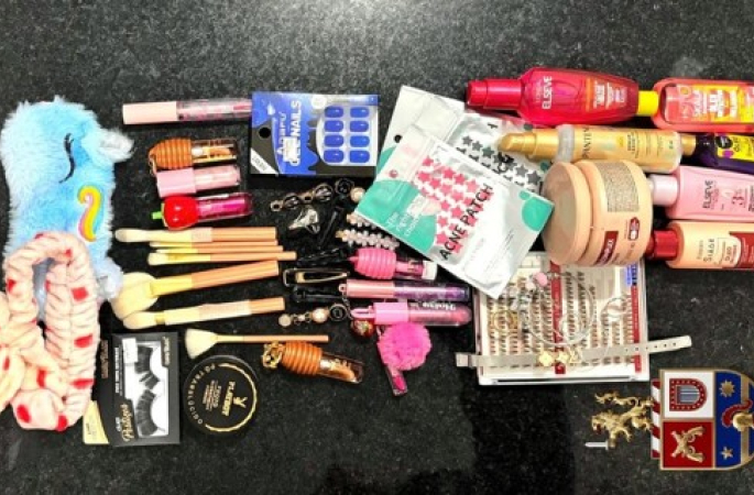 Mãe encontra bijuterias e cosméticos furtados no quarto da filha adolescente e aciona polícia em São Manuel