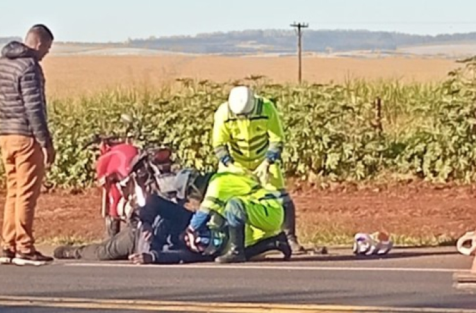Motociclista é socorrido em estado grave após bater contra carro em rodovia de Piraju