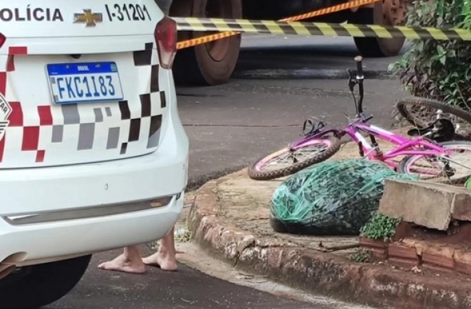 Menina de 7 anos morre após ser atropelada por caminhão da coleta de lixo