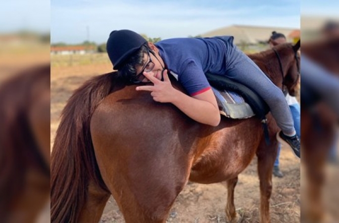 Mãe e filho com autismo fortalecem vínculo afetivo por meio de terapia com cavalos em Avaré
