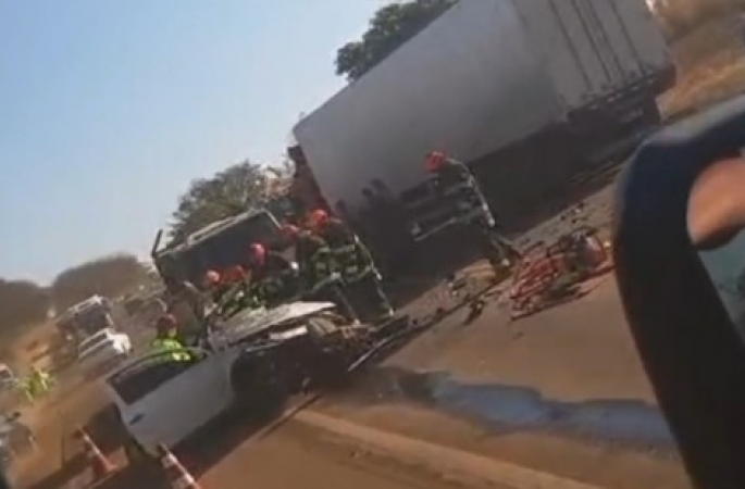 Motorista morre ao tentar fazer ultrapassagem e bater de frente com carreta na no interior de SP