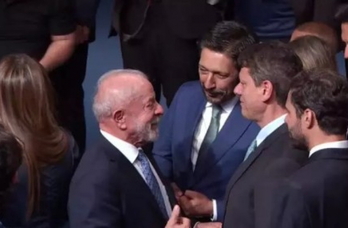 Tarcísio aplaude Moraes, conversa e troca sorrisos com Lula e defende “debate na arena política”