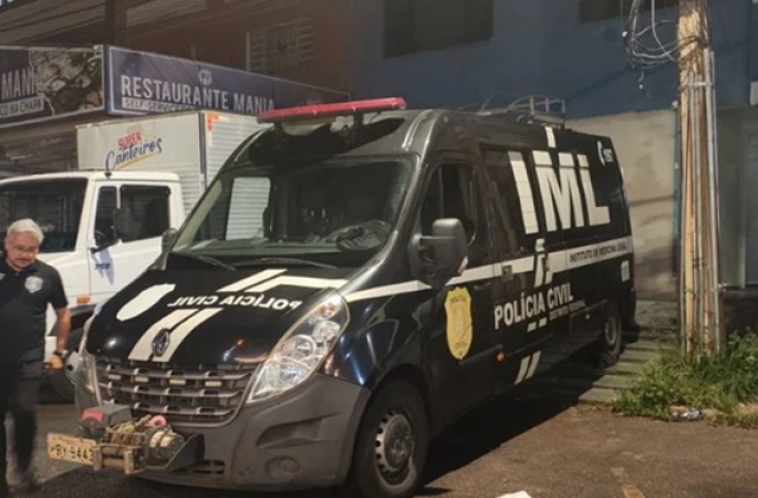 Filho mata a própria mãe, de 61 anos, a facadas em apartamento