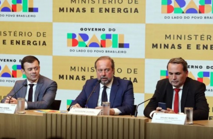 Governo cria subsídio de até R$ 0,89 para segurar preço da gasolina