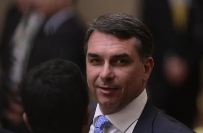 Convenção do PL se aproxima, e Flávio mantém impasse sobre vice