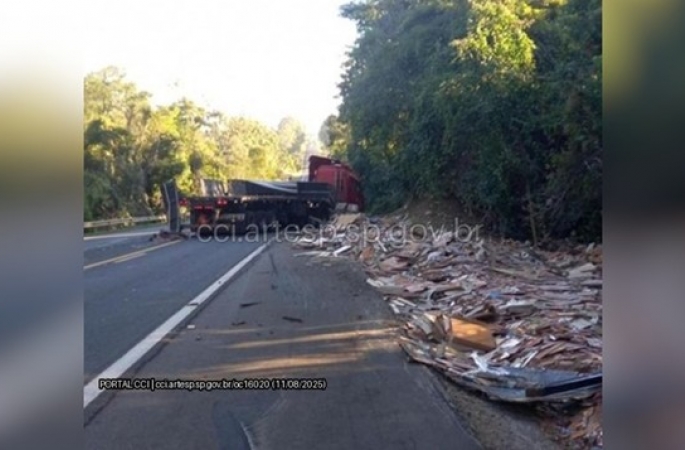 Carreta carregada com 11 toneladas de piso cerâmico tomba em rodovia de Avaré