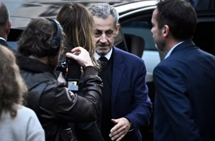 Ex-presidente da França Nicolas Sarkozy começa a cumprir pena por desvios em fundos de campanha partidária