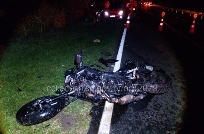 Duas pessoas morrem  e uma criança fica ferida após batida entre carro e moto no interior de SP; uma vítima era PM de Itaí