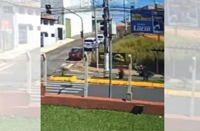 Idoso morre atropelado por moto após tentar pegar placa de veículo que caiu em avenida de Botucatu