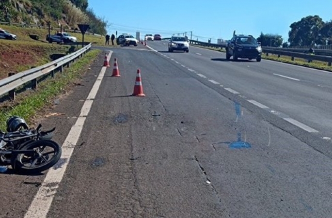 Motociclista morre após ser atropelado por caminhão em rodovia no interior de SP